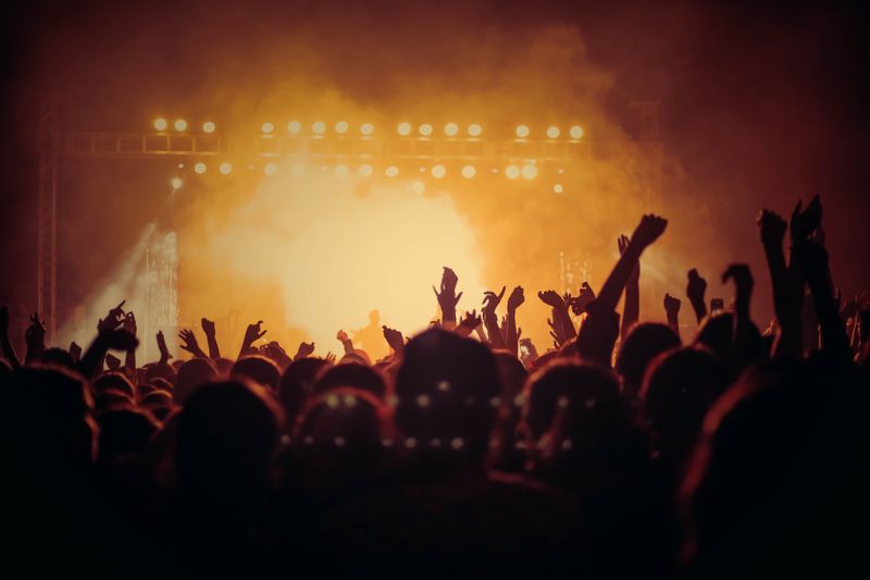 Músicos tocando en un escenario pequeño con luces tenues